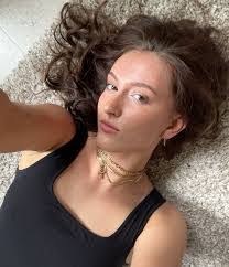 Karen Ewen's Instagram, Twitter & Facebook