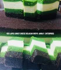 Gaul kan biskut yg telah di pecah kan bersama butter and masuk dlm loyang dan tekan² kannn ketepi kannn. Kek Lumut Cheese Bakar