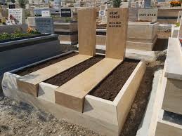 Mezar taşlarının geneli kişinin vasiyetine göre kimisi de yakınlarının tercihlerine göre şekillenirken ortaya böyle gariplikler de çıkabiliyor. Degisik Ozel Tasarim Mezarlar Mezar Fiyatlari Lale Mermer