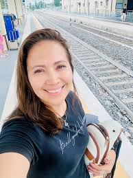 Hoy, recordando mi paso por Asís, encontré esta foto… un instante sencillo,  pero detrás de mí se ve un camino del tren. Me hizo pensar en cómo seguir a  Dios se parece