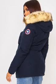 Confortable, elle se mix facilement avec nos jeans, pantalons, boots ou baskets. Parka Bleu Marine Mi Longue A Capuche Fourrure Beige Brentiny Paris