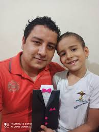 Demuéstrale tu amor a papá!💙 ▶️Tómate una foto 📸junto a él y súbela en  los comentarios 🔷La foto con más reacciones será elegido #PadreSímbolo.  #AlmiranteHNelson #UnaGranFamilia Votaciones válidas hasta el día domingo