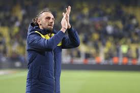Fenerbahçeli futbolcu vedat muriqi, koronavirüse yakalanan galatasaray i̇kinci başkanı abdurrahim albayrak ve teknik direktör fatih terim'e geçmiş olsun dileklerini ilettiğini söyledi. Abdurrahim Albayrak Vedat Super Lig International Facebook