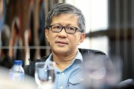 Rocky gerung merupakan salah satu filsuf, pengamat politik, pengajar, penulis, dan narasumber dalam sebuah acara televisi. Rocky Gerung Saya Lihat Bukan Pdip Bersama Jokowi Justru Pdip Yang Bersaing Dengan Jokowi