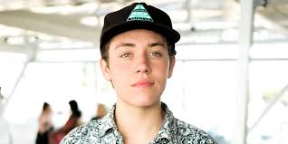 Ethan cutkosky who plays the role of carl gallagher in a very popular tv show called shameless he has died in a plane crash last night at 8:30 this is all we have on this story so far. Shameless Star Ethan Cutkosky Arrested For Dui Ew Com