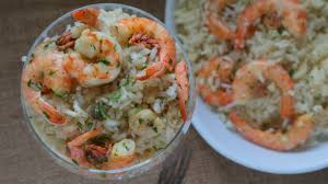 • 400 g di riso • 1 kg di frutti di mare misti • 200 g di scampi lessati e sgusciati • 2 pezzi di palombo (o 1 coda di rospo) • 150 g di piselli lessati • 1 carota • 1 costa di. Insalata Di Riso Ai Frutti Di Mare Youtube