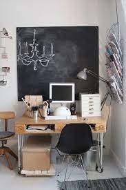 Sade ve modern çalışma masası, evde home ofis çalışanlarına dekoratif olarak yaklaşmak isteyenler için ideal bir seçim olacaktır peki evde ideal çalışma çalışma masasının olduğu yerlerde tavanlar nasıl olmalıdır. Calisma Masasi Yapimi Fikirleri Evde Calisma Masasi Nasil Yapilir Pallet Desk Mobilya Fikirleri Mobilya Tasarimi