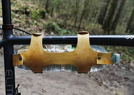 Fahrrad Trinkflasche Halter Trager Aus Echtem Leder Kokosnuss Ol Behandelt Gelben Knopf Ohrstecker Mit Messing Nieten Diese Handgefertigte Leder Fahrrad Flas
