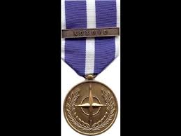 Además, los caballeros y damas que peregrinan a tierra santa reciben la «concha de peregrino», una referencia a las conchas que los peregrinos de la edad media utilizaban como copa. Medallas Y Pasadores Youtube