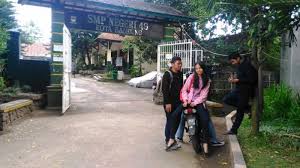 Berikut ini jadwal ujian sekolah smp negeri 49 surabaya beserta link untuk masuk ke ujian. Sejumlah Siswa Smp Kota Bandung Menentang Full Day School Tribunnews Com Mobile