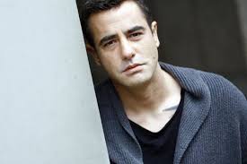 турецкий актер мехмет акиф алакурт и его жена фото Tayanch Ayajdyn Tureckij Akter Teatra I Kino