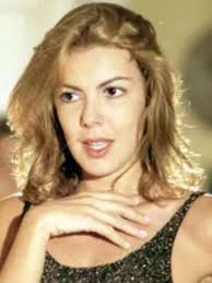 30 anos após História de Amor, como está Claudia Lira hoje? Vandinha na  novela, atriz passou sufoco por cena de mergulho: Tinha que...