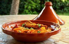 Las ciruelas pasas, las almendras, la canela, las pasas, el cilantro, la berenjena, el membrillo e incluso los cardos son sus sabores aliados. El Tajine Y Receta De Tajine De Pollo Con Ciruelas Y Almendras Tostadas