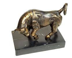 So wie die meisten anderen branchen hat auch die börse eine eigene fachsprache entwickelt. Wie Der Bar Ist Der Bulle Ein Symbol Der Borse Und Bei Borsenfreunden Und Sammlern Als Schreibtisch Figur Sehr Beliebt Der Bulle Ist An Der Figur Bullen Tatze