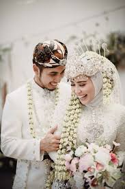 Dwitia sastrowijoyo acc, dress, and flower. Pin On Yeasin
