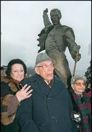 Montserrat Caballe With Freddie S Parents November 25 1996 Ast The Unveiling Of The Fre Queen Freddie Mercury Freddie Mercury Statue Freddie Mercury Parents