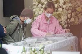 Istri yang dinikahi glenn fredly pada 19 agustus 2019 lalu ini menuturkan kalimat singkat yang memilukan. Joanna Alexandra Menangis Belai Jenazah Suami Sebelum Ibadah Pelepasan Matamata Com