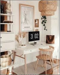 lichte boho werkplek in huis met houten stoel en rieten lamp hemmakontor sovrumsideer lagenhetsideer