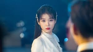 iu在新剧 hotel del luna 中 一改平时可爱甜美的风格 首次尝试冷艳风格 不仅造型华丽多变 在发型上也超吸睛 今天就要看看出镜率超高 也深受韩国女生追捧的 胎毛刘海 所谓 胎毛刘海 就是在发际线边的毛发 修出自然碎发的感觉 减龄显 hotel del korean