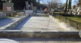 Large Bassin Rectangulaire En Pierres Anciennes Patinees Et Moulurees Par Atelier Alain Bidal En 2020 Bassin Grand Bassin Materiaux Anciens