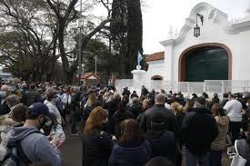 En el transcurso de la tarde de este lunes arrancó la marcha de las piedras, una convocatoria para homenajear a las víctima del coronavirus en argentina y para rechazar el manejo de la pandemia por la administración de alberto fernández. Xvre Jabyjv4jm