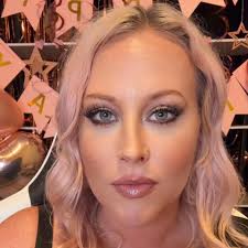 Julie Rowan's Instagram, Twitter & Facebook