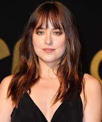 Dakota Johnson Oval Face Want Bangs But Not Sure What Style Will Be The Most Flattering Check Out O Oval Face Hairstyles Oval Face Haircuts Oval Face Bangs