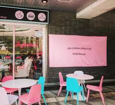 Il fashion café si trova in via san marco 1, a ridosso della storica accademia di belle arti di brera, in un edificio al fashion café è possibile organizzare eventi mixando gli ambienti e i nostri servizi. Facebook