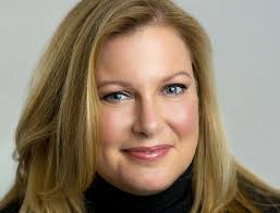 Elizabeth Edmiston's Instagram, Twitter & Facebook