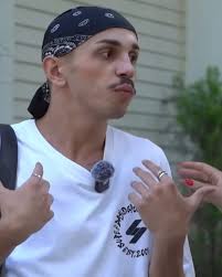 Duke sfiduar të ftohtin, Chris MacRitchie u zhyt në një lumë të ngrirë të  Vermontit për të shpëtuar një qen, që ishte në rrezik. Momenti i shpëtimit  dramatik të qenit u filmua