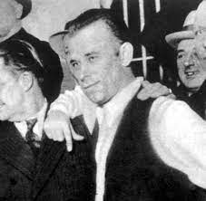In 1924 he robbed a grocery store and was caught and jailed. Public Enemies Als Gangster Ist Johnny Depp Zu Unentschlossen Welt