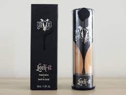 Fonddeteint — acteur s appliquant du fond de teint le fond de teint est un produit cosmétique permettant d unifier et de protéger l épiderme , voire parfois de la colorer légèrement. Lock It De Katvond Le Fond De Teint Des Peaux Grasses My Fair Jenny