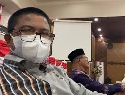 Sang topi hitam mahasiswa di akatirta boyolali. Q8ouakuhot31m
