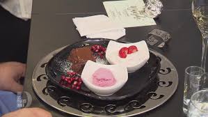 Granatapfeleis Mit Baisersahne Und Erdbeeren Dazu Brownie Mit Heisser Schokoladensosse Rezept Rezept Schokolade Sosse Schokososse Schokoladensosse