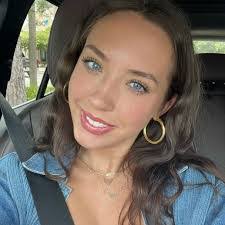 Lily Manning's Instagram, Twitter & Facebook