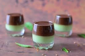 Verrines De Mousse Au Chocolat Pralinee Sur Creme A La Menthe Verrine Chocolat Chocolat A La Menthe Creme Dessert Chocolat