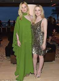Hannah dakota fanning (born february 23, 1994) is an american actress, singer, voice actress, comedian and model. Dakota And Elle Fanning S Parents Finalize Their Divorce Moda Estilo Hermosas Celebridades Estilo De Celebridad