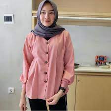 Simpel seperti model kebaya biasa, namun tampak menarik dengan rok batik motif jawa yang klasik. Model Baju Wanita Terbaru 2018 Atasan Kekinian Keren Modis Sip02