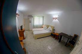Din miniportul turistic inaugurat anul trecut, care în vârf de sezon, cazarea la o căsuţă, în weekend, costă 25 de euro pe noapte. Gura Portitei Vila Egreta