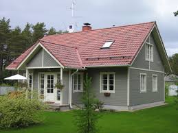 While many hues look good together, there are some combinations that can hurt your homes' curb appeal, while other combinations may increase it dramatically. Grey Wood House Exterior Squared Windows Red Roof House Paint Exterior Exterior Paint Colors For House Red Roof House