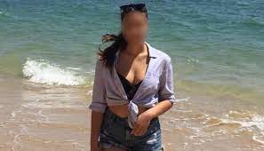 Αστυνομικός κρατά αγκαλιά το βρέφος της άτυχης. Ezbusas20dnuam