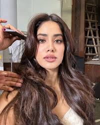 Behind the scenes!🎬❤️ #JanhviKapoor shares a bunch of selfies as she gears  up for the release of #Mili.