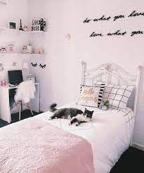 Se quando ti svegli la mattina, noti un senso di apatia a stare sempre nello stesso ambiente, perché non rinnovarlo?possiamo anzitutto iniziare dal dipingere le pareti della nostra camera da letto, che molto spesso è la pratica meno costosa e più incisiva rispetto alla sostituzione dell'arredo. Pin Su Room