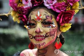 떠나간 이들을 기리며′…멕시코 ′죽은자들의 날′ 카트리나 퍼레이드