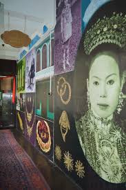 Pada zaman kegemilangan kesultanan melayu melaka, sekumpulan pedagang cina yang menggabungkan. Yervi Hesna Menikmati Kejayaan Masa Lampau Kaum Baba Nyonya Di Strait Chinese Jewellery Museum