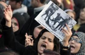 Egypt: Thousands march to protest soldiers' attacks