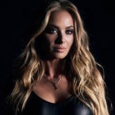 Julie Royer's Instagram, Twitter & Facebook