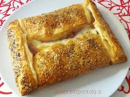 Un primo piatto estivo da non perdere, una ricetta di pomodori ripieni di. Ricetta Del Giorno Pasta Sfoglia Con Melanzane Prosciutto E Mozzarella Live Sicilia