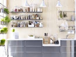 cuisine avec etageres condiments ikea traditionalkitchen designs de petite cuisine cuisines design interieur moderne de cuisine