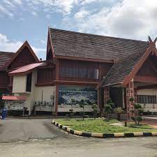 Sekilas lalu mengenai pengujudan pejabat wilayah gua musang adalah terlahir sejajar dengan pengstrukturan kesedar yang telah disusun semula pada tahun 1997 melalui kaedah disentralisasi. Pejabat Tanah Jajahan 1 Conseil De 52 Visiteurs
